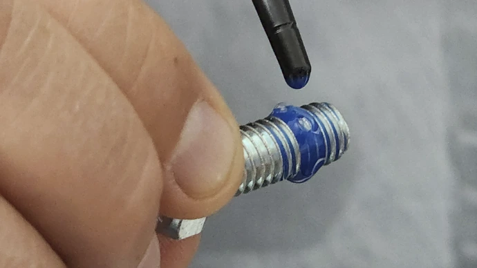 Aplicación de TORNILOCK T-43 fijador de roscas azul sobre tornillo con superficie aceitosa, formula tixotrópica