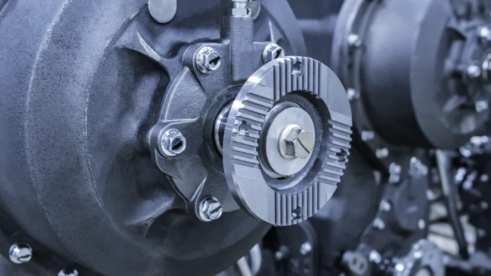 Motor industrial con TORNILOCK T-90 fijador de roscas acción capilar aplicado en ensamble ya armado